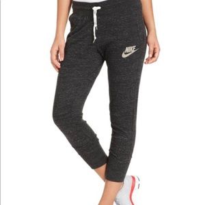 Nike vintage-style sweatpants capris